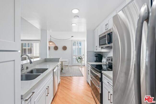 Building Photo - 725 S Barrington Ave