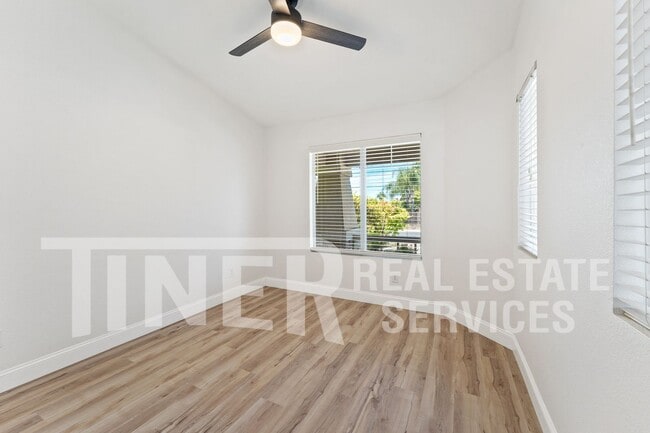 Building Photo - 1742 Poppy Dr