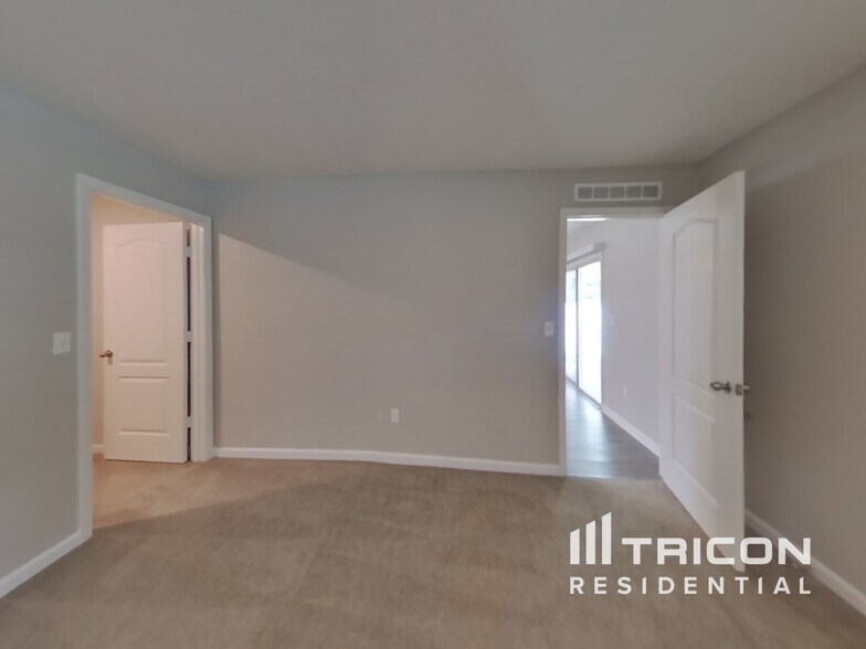 Building Photo - 77038 Crosscut Wy