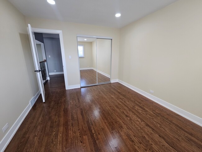 Building Photo - 1535 E Jane Ave