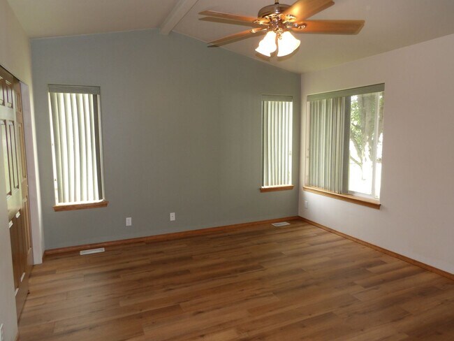 Building Photo - CDA Place Garden Home in Gated Community!