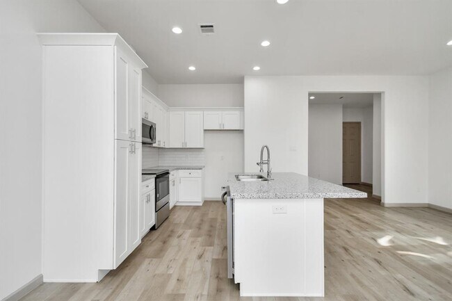 Building Photo - 2119 Esther Dr