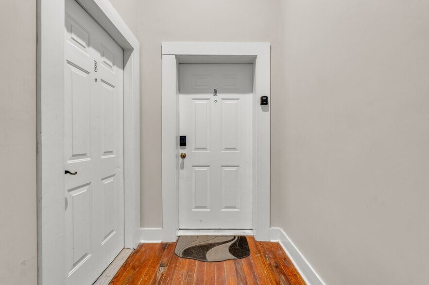 Building Photo - 515 College St