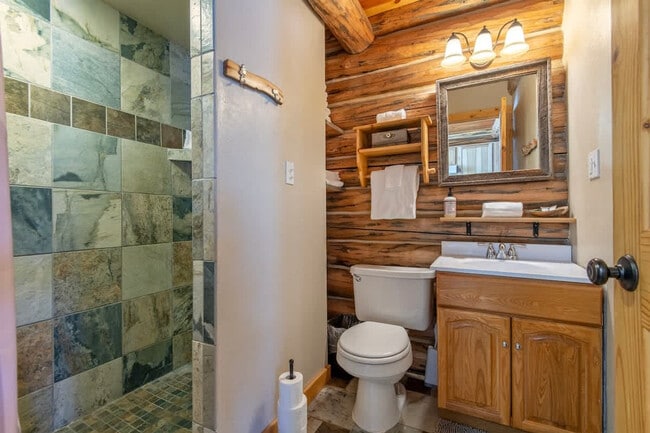Building Photo - 5077 Pine Dr