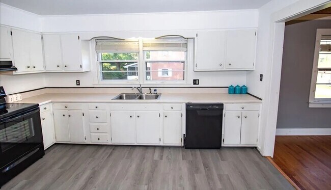 Building Photo - Spacious Home Bryson City limits