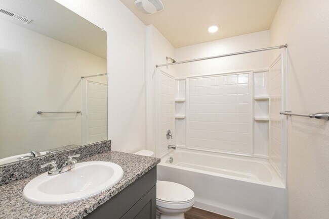Building Photo - Townhome with Open Layout in Thornton