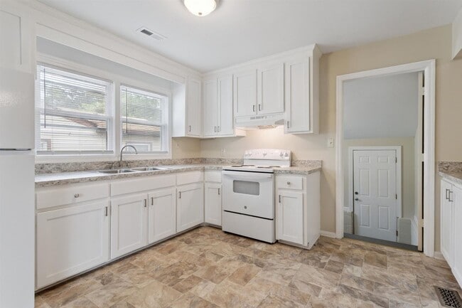 Building Photo - 4BR | 2 Full Baths | Downtown Newport News