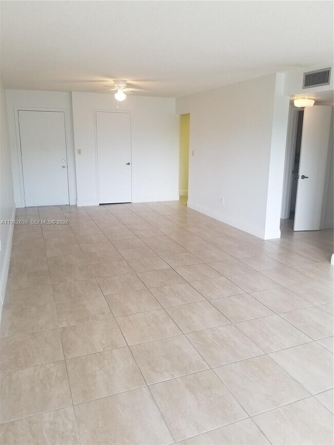 Building Photo - 9150 Fontainebleau Blvd