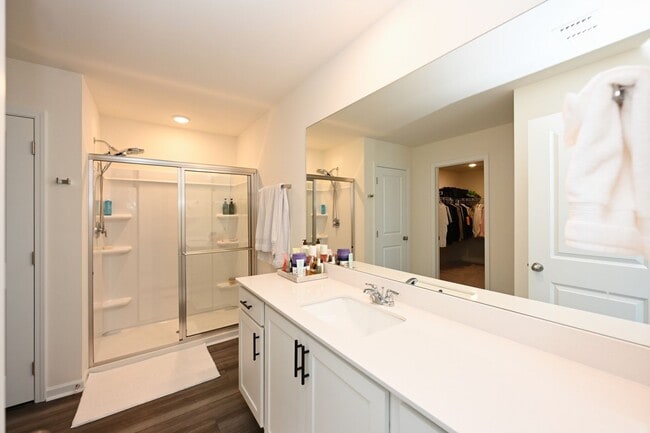 Building Photo - **RARE FIND: LIKE NEW, ONE-OWNER, 5-BED, 3-BATH HOME BUILT IN 2025 IN A NEIGHBORHOOD WITH RESORT-...