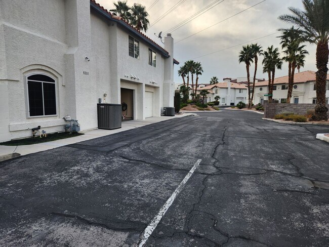 Building Photo - Modern Comfort in the Heart of Summerlin!