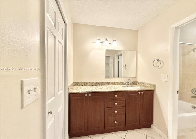 Building Photo - 227 Lakeview Dr