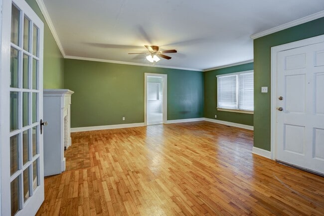 Building Photo - Freshly Updated 3 Bedroom House