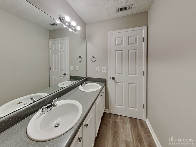Building Photo - 150 Woodlake Dr
