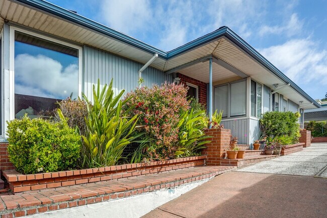 Building Photo - 11 Kenilworth Dr