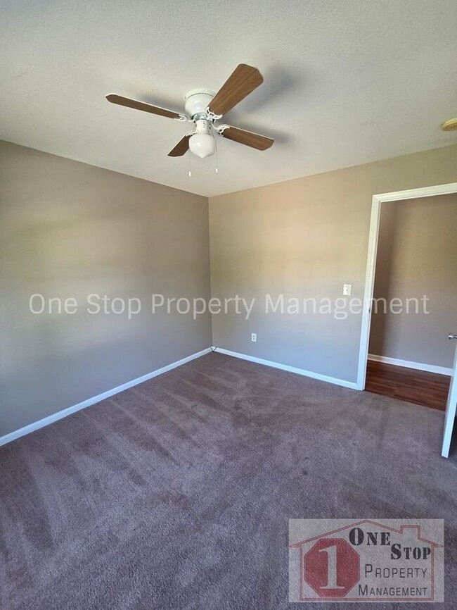 Building Photo - Spacious 3 bedroom/ 2.5 bath with a finished basement!!