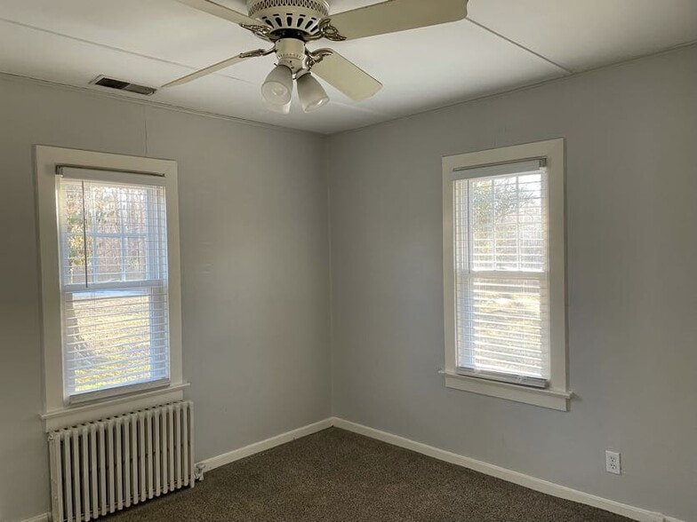 Building Photo - 415 W Campground Rd