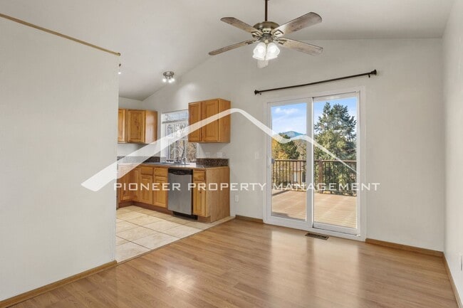 Building Photo - Huge Yard, Great Views, Perfect Location. ...