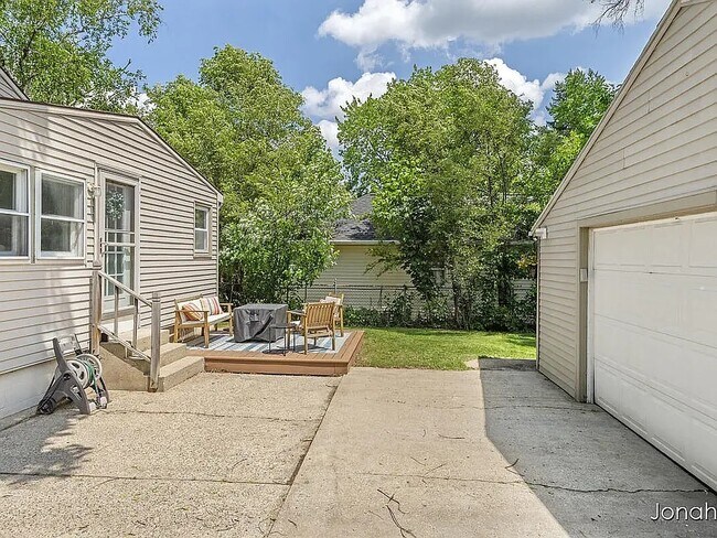 Building Photo - 146 Bowne St NE