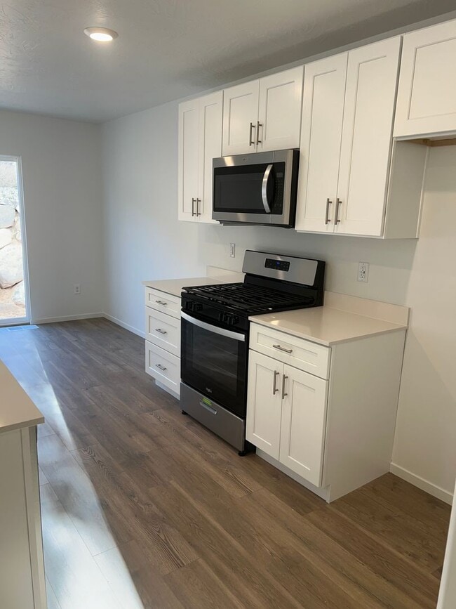 Building Photo - Beautiful spacious 3 bedroom, 2.5 bathroom house located in Cedar City!