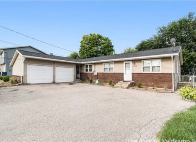 Building Photo - 3719 Kalamazoo Ave SE