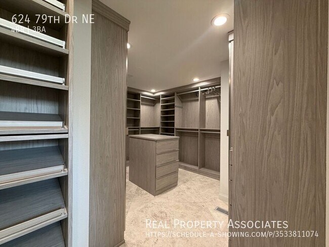 Building Photo - 624 79th Dr NE