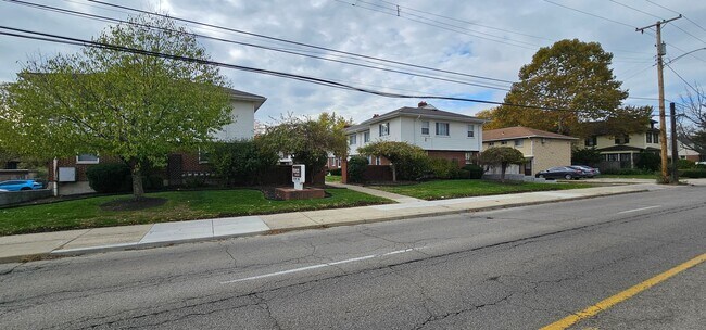 Building Photo - Spacious Townhome in Dayton’s Belmont Area...