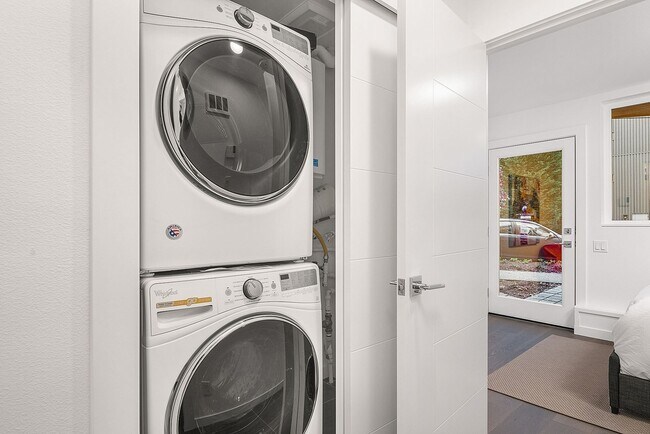 Building Photo - Stylish, Bright and Efficient 2 bed 1.75 Bath Townhome. Walk to U-Village!