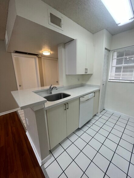 Building Photo - 2803 N Oakland Forest Dr