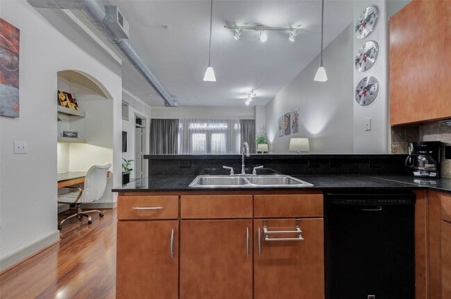 Building Photo - 1901 Post Oak Blvd