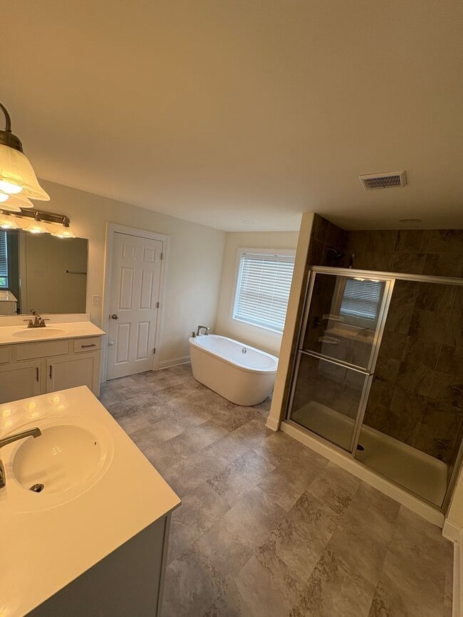 Building Photo - Charming 4 bedroom 3 bath in Ballston Lake #