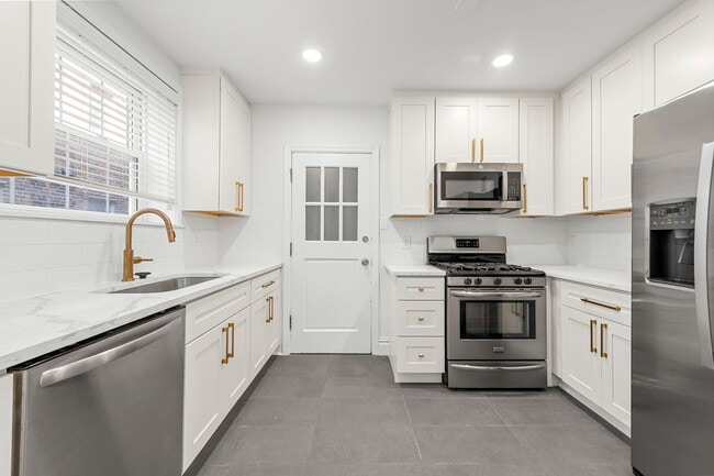 Building Photo - 7517-19 Oxford Dr