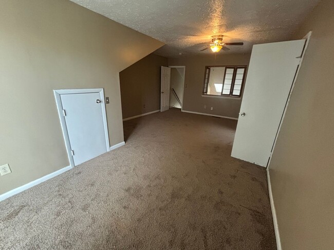 Building Photo - Beautiful 3-Bedroom, 2-Bathroom Townhome i...