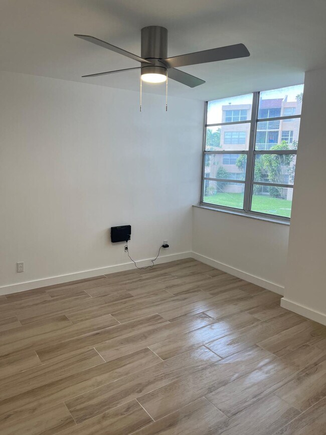 Building Photo - 9441 Live Oak Pl