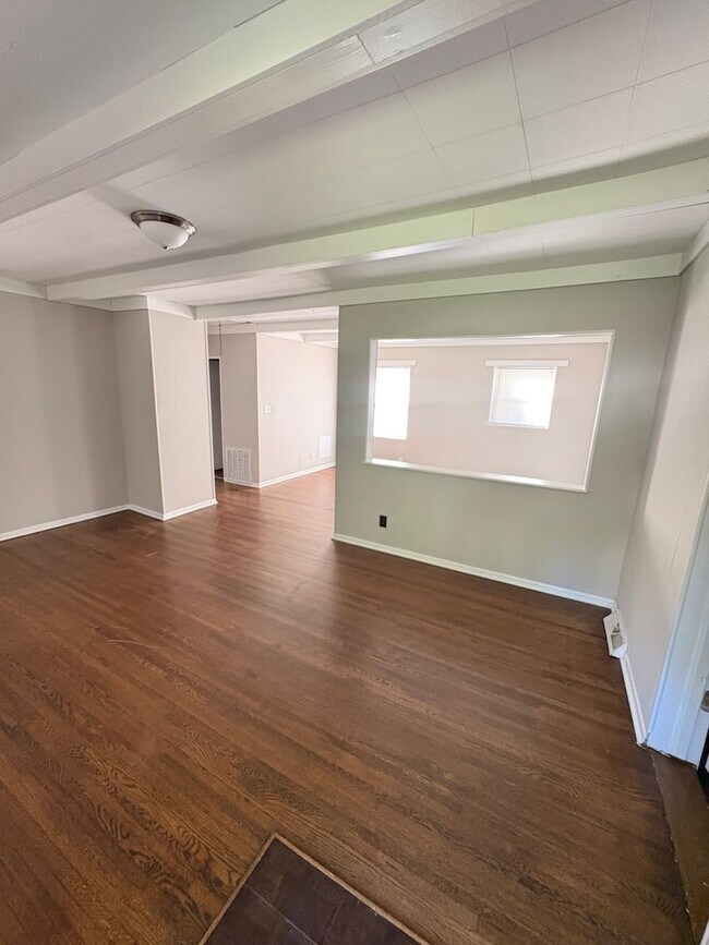 Building Photo - Won't LAST 2 Bedroom 1 bath Home with BONU...