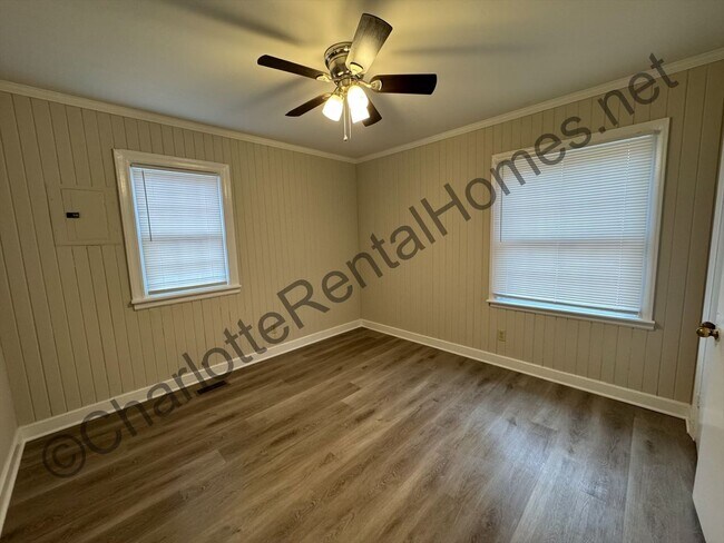 Building Photo - Brick Ranch home  Convenient location