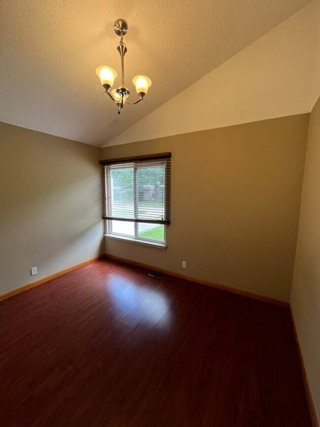 Building Photo - "Spacious 3 Bedroom/2 Bath Home in Florissant!"  Available for Move-In on 8/15/2026