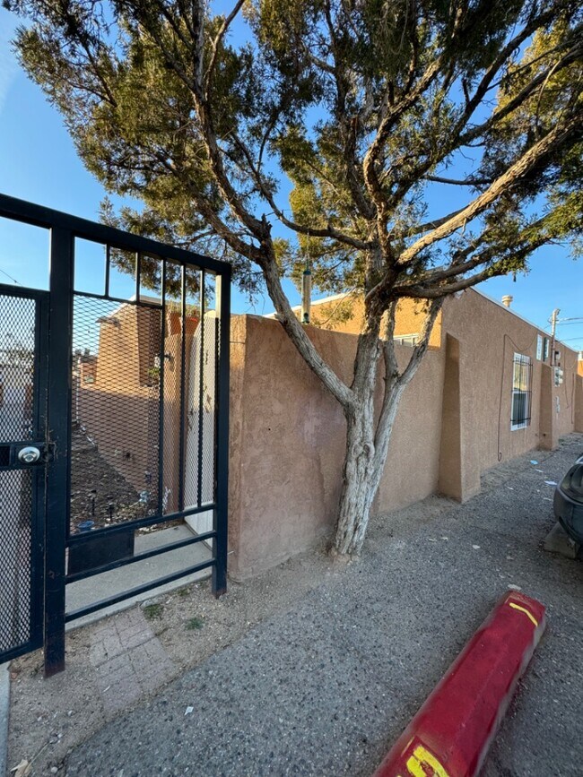 Building Photo - 932 San Pedro Dr SE