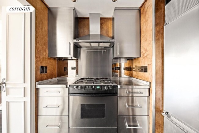 Building Photo - 40-44 E 61st St