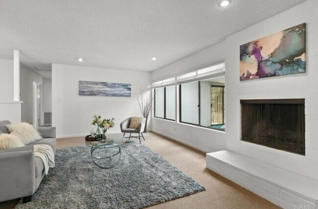 Building Photo - 3 bedroom, 3 bath home in the heart of San...