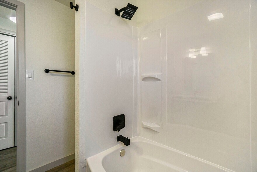 Building Photo - 1108-1110 Ponderosa Dr