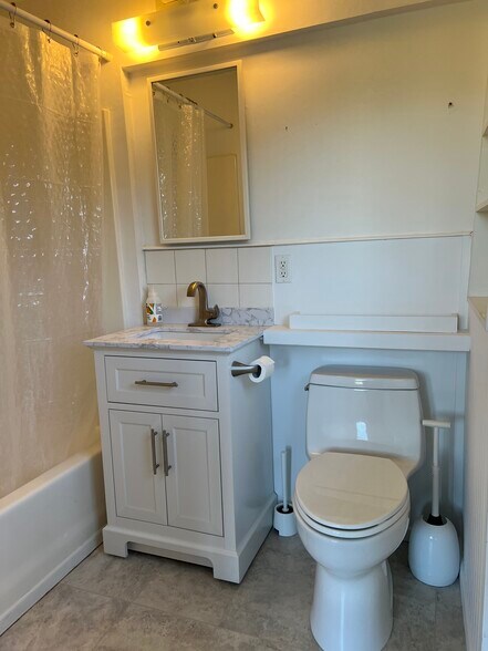 Brand new bathroom - 2650 Glendower Ave