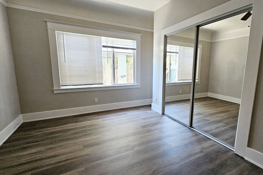 Building Photo - 342 W 10th St