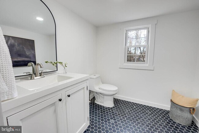 Building Photo - 102 N Rogers St