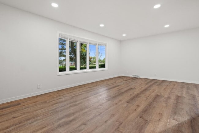 Building Photo - 2311 W Oakwood Rd