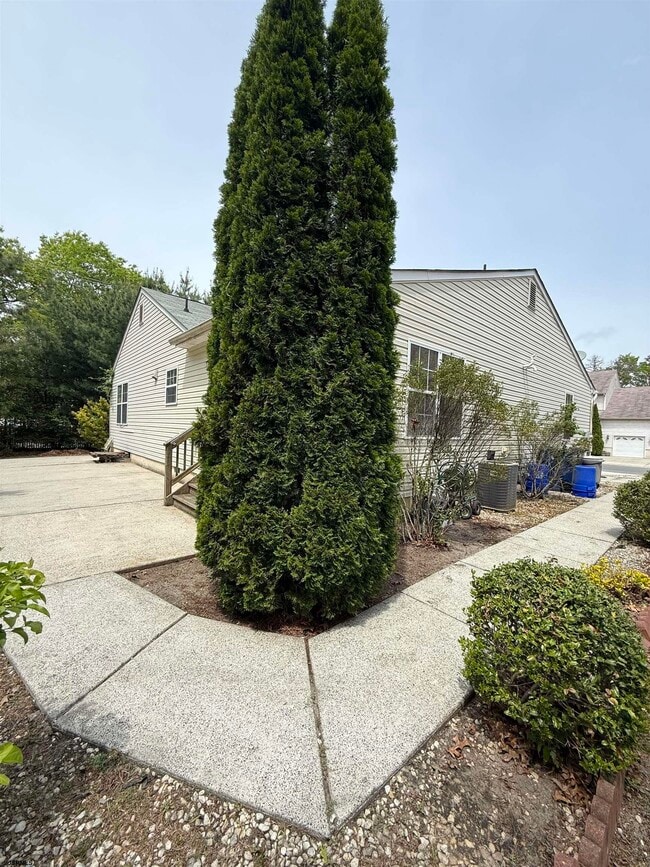 Building Photo - 2 Club House Ln