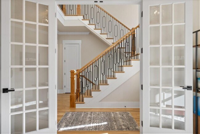 Building Photo - 568 Versailles Dr