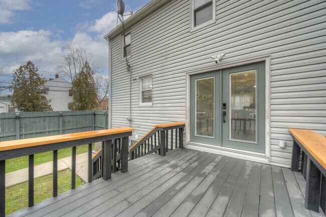 Building Photo - 3855 Grosvenor Rd