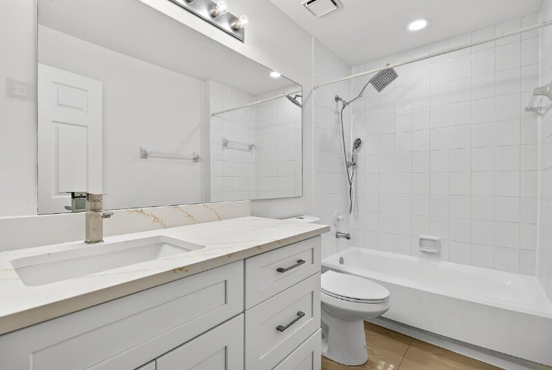 Building Photo - 2325 Hidden Lake Dr