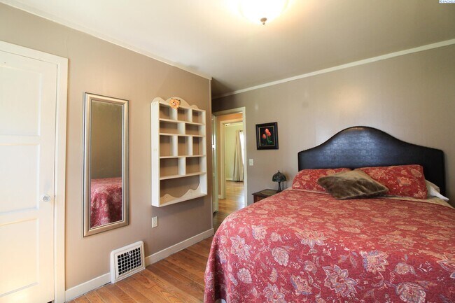 Building Photo - 2 BD, 1 BA with office, FURNISHED home