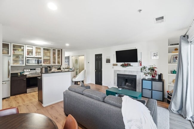 Building Photo - Uptown Living • Prime Location • City Views